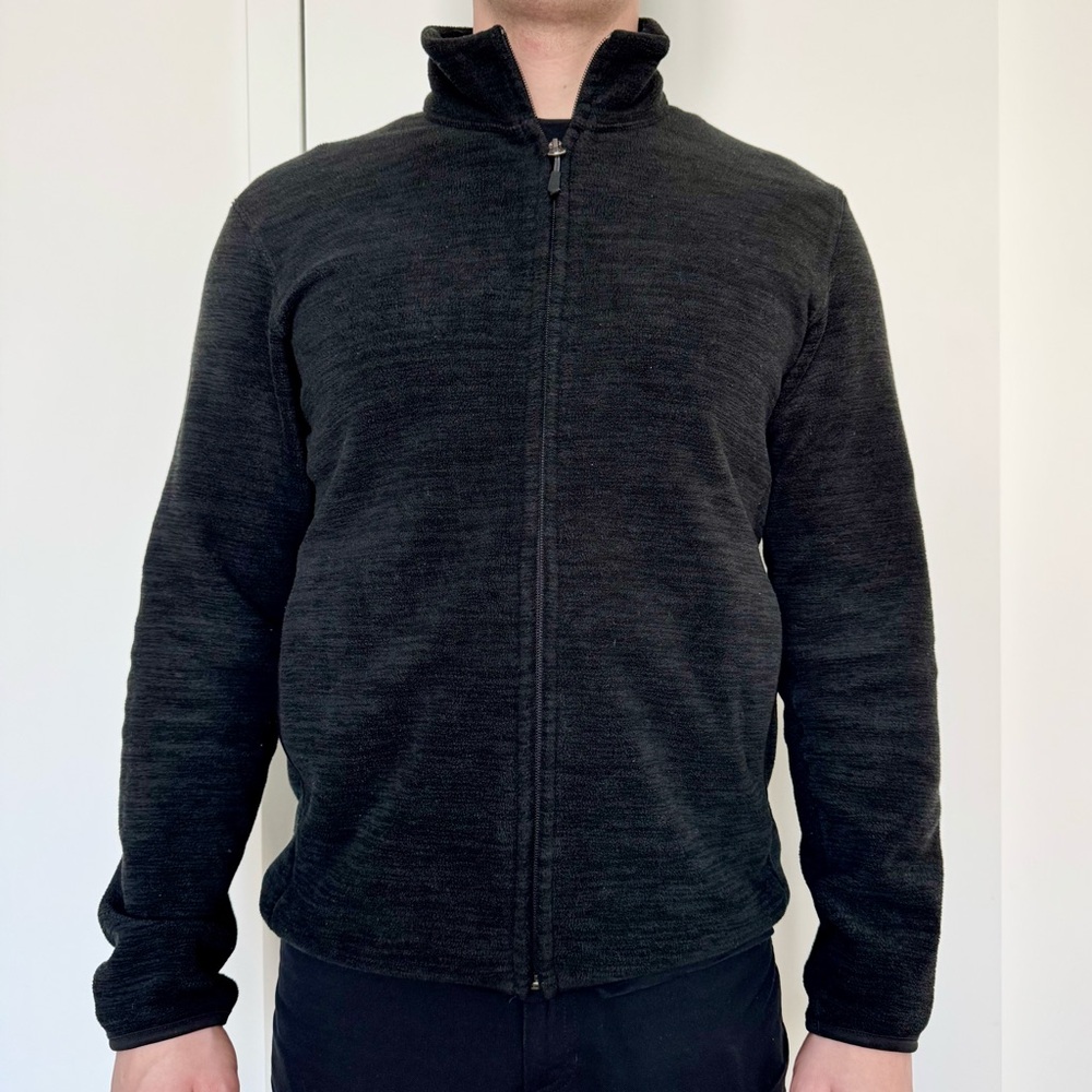 Men’s Uniqlo black full zip fleece layer jacket hiking skiing outdoors winter